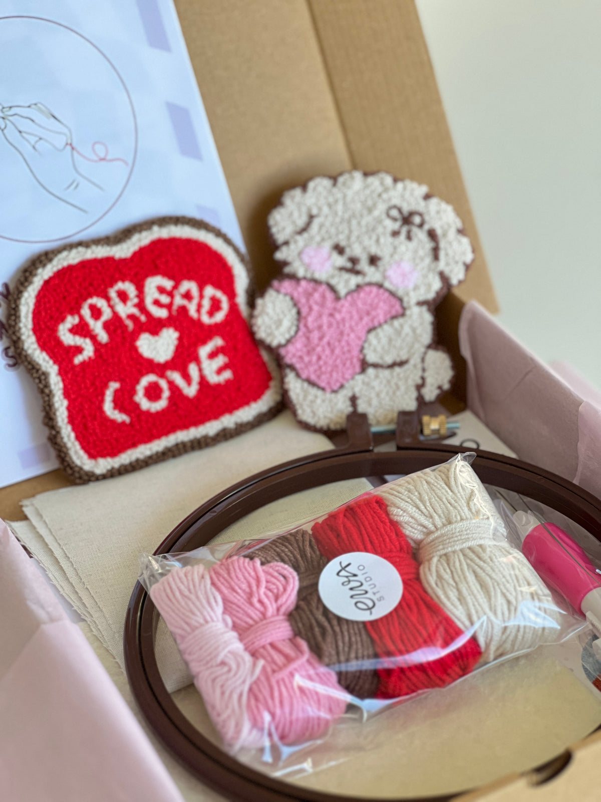 Punch needle-sæt i æsken med bamse- og Spread Love-toastunderlæg, garn, ramme og nål