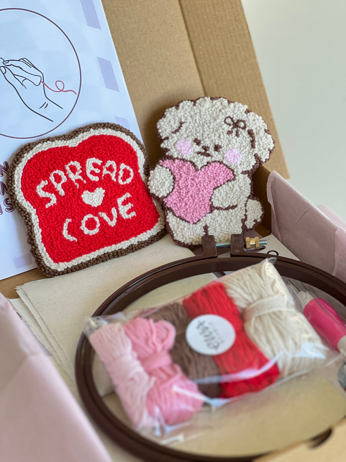Punch needle-sæt i æsken med bamse- og Spread Love-toastunderlæg, garn, ramme og nål