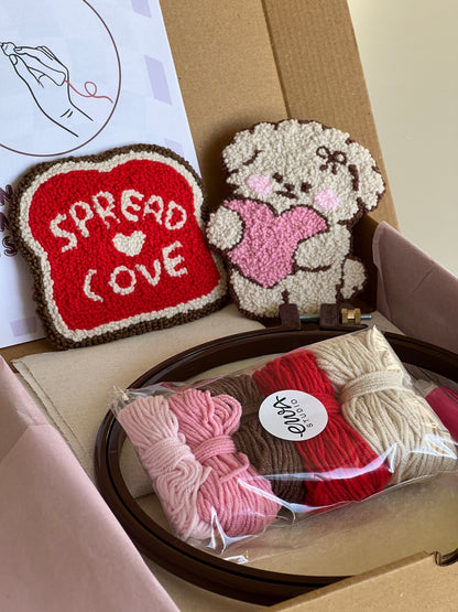 Punch needle-sæt i æsken med bamse- og Spread Love-toastunderlæg, garn, ramme og nål